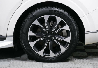 Подержанный автомобиль Kia Carnival 2021 года (6 фото)