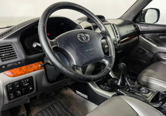 Подержанный автомобиль Toyota Land Cruiser Prado 2005 года (13 фото)