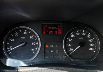 Подержанный автомобиль Nissan Terrano 2015 года (11 фото)