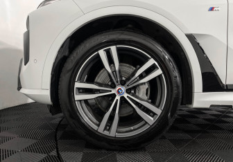 Подержанный автомобиль BMW X7 2022 года (7 фото)