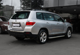 Подержанный автомобиль Toyota Highlander 2011 года (4 фото)