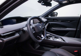 Подержанный автомобиль Changan UNI-V 2023 года (10 фото)