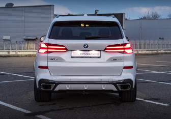Подержанный автомобиль BMW X5 2023 года (6 фото)