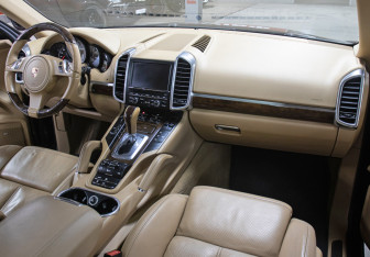 Подержанный автомобиль Porsche Cayenne 2011 года (11 фото)