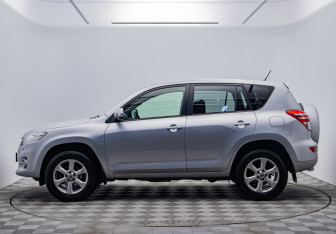 Подержанный автомобиль Toyota RAV4 2010 года (8 фото)