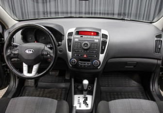 Подержанный автомобиль Kia Ceed Hatchback 2010 года (14 фото)