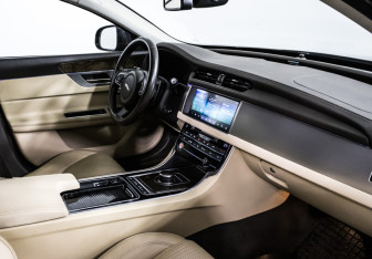 Подержанный автомобиль Jaguar XF Sedan 2017 года (9 фото)