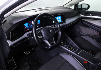 Подержанный автомобиль Volkswagen Golf Hatchback 2020 года (15 фото)