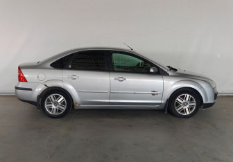 Подержанный автомобиль Ford Focus Sedan 2006 года (8 фото)