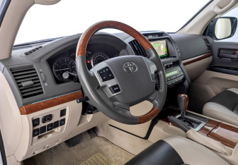 Подержанный автомобиль Toyota Land Cruiser Suv 2012 года (16 фото)