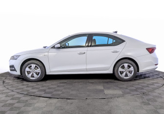 Подержанный автомобиль Skoda Octavia Liftback 2021 года (8 фото)