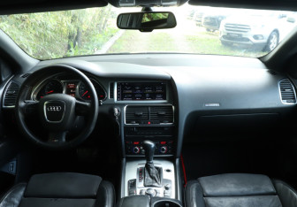 Подержанный автомобиль Audi Q7 2007 года (12 фото)