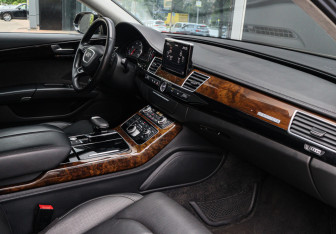 Подержанный автомобиль Audi A8 2015 года (7 фото)