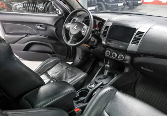 Подержанный автомобиль Mitsubishi Outlander 2008 года (11 фото)