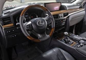 Подержанный автомобиль Lexus LX 2017 года (15 фото)