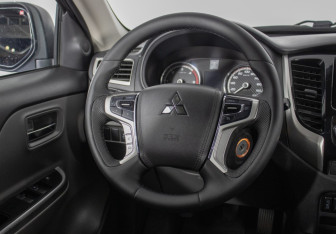 Подержанный автомобиль Mitsubishi L200 2017 года (13 фото)