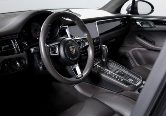 Подержанный автомобиль Porsche Macan 2019 года (14 фото)