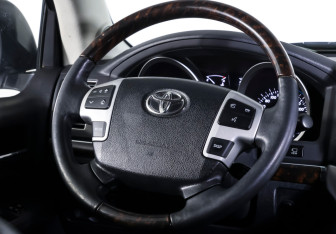 Подержанный автомобиль Toyota Land Cruiser Suv 2012 года (16 фото)