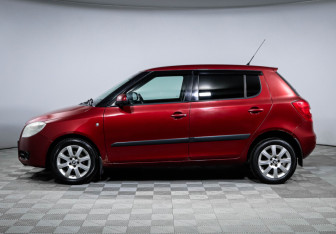 Подержанный автомобиль Skoda Fabia Hatchback 2008 года (8 фото)