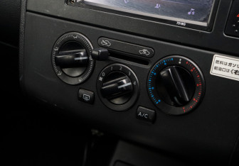 Подержанный автомобиль Nissan Tiida Hatchback 2010 года (17 фото)