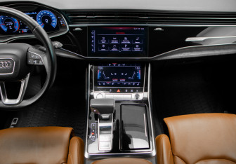 Подержанный автомобиль Audi Q8 2019 года (20 фото)