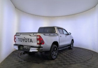 Подержанный автомобиль Toyota Hilux 2022 года (5 фото)