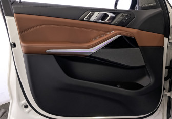 Подержанный автомобиль BMW X7 2023 года (19 фото)
