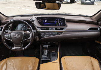 Подержанный автомобиль Lexus ES 2019 года (13 фото)