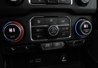 Подержанный автомобиль Chevrolet Tahoe 2024 года (21 фото)