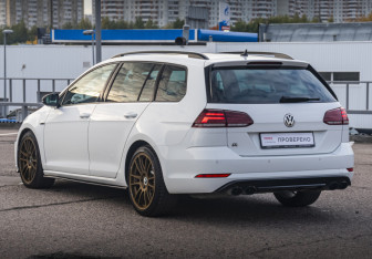Подержанный автомобиль Volkswagen Golf R Wagon 2020 года (7 фото)