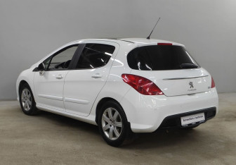 Подержанный автомобиль Peugeot 308 Hatchback 2012 года (7 фото)