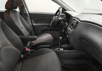 Подержанный автомобиль Kia Rio Hatchback 2009 года (9 фото)