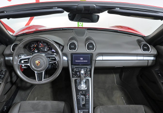Подержанный автомобиль Porsche Boxster 2018 года (10 фото)