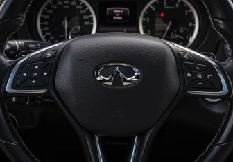 Подержанный автомобиль Infiniti Q30 2017 года (11 фото)
