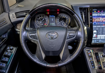 Подержанный автомобиль Toyota Alphard 2019 года (20 фото)