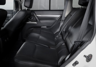 Подержанный автомобиль Mitsubishi Pajero 2015 года (10 фото)