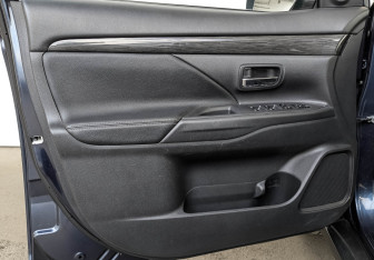 Подержанный автомобиль Mitsubishi Outlander 2016 года (19 фото)