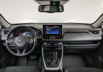 Подержанный автомобиль Toyota RAV4 2022 года (13 фото)