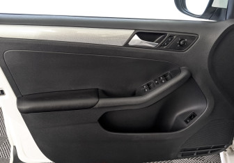 Подержанный автомобиль Volkswagen Jetta Sedan 2015 года (19 фото)