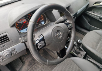 Подержанный автомобиль Opel Astra Sedan 2013 года (13 фото)