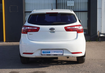 Подержанный автомобиль Kia Rio Hatchback 2013 года (6 фото)