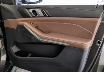 Подержанный автомобиль BMW X5 2021 года (25 фото)