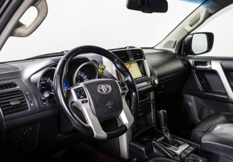 Подержанный автомобиль Toyota Land Cruiser Prado 2010 года (11 фото)