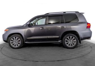 Подержанный автомобиль Toyota Land Cruiser Suv 2013 года (8 фото)