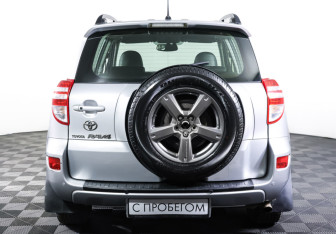 Подержанный автомобиль Toyota RAV4 2012 года (6 фото)