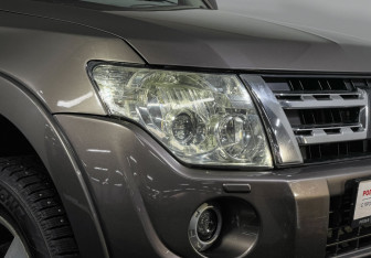 Подержанный автомобиль Mitsubishi Pajero 2012 года (15 фото)