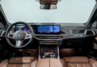 Подержанный автомобиль BMW X5 2023 года (14 фото)