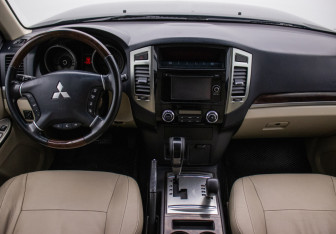 Подержанный автомобиль Mitsubishi Pajero 2017 года (14 фото)