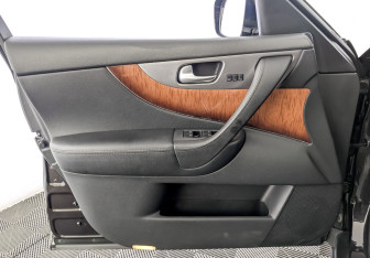 Подержанный автомобиль Infiniti QX70 2015 года (19 фото)