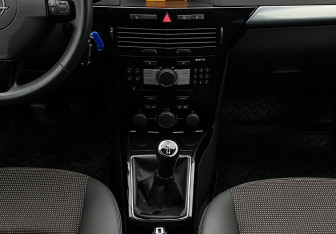 Подержанный автомобиль Opel Astra Hatchback 2010 года (13 фото)